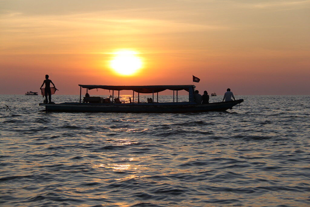 Capture the serene beauty of Tonle Sap’s lake landscapes